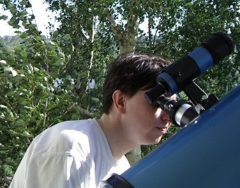 Vasily Schipkov prepared the telescope for the total solar eclipse of August 1, 2008. Photo © Boris Schipkov